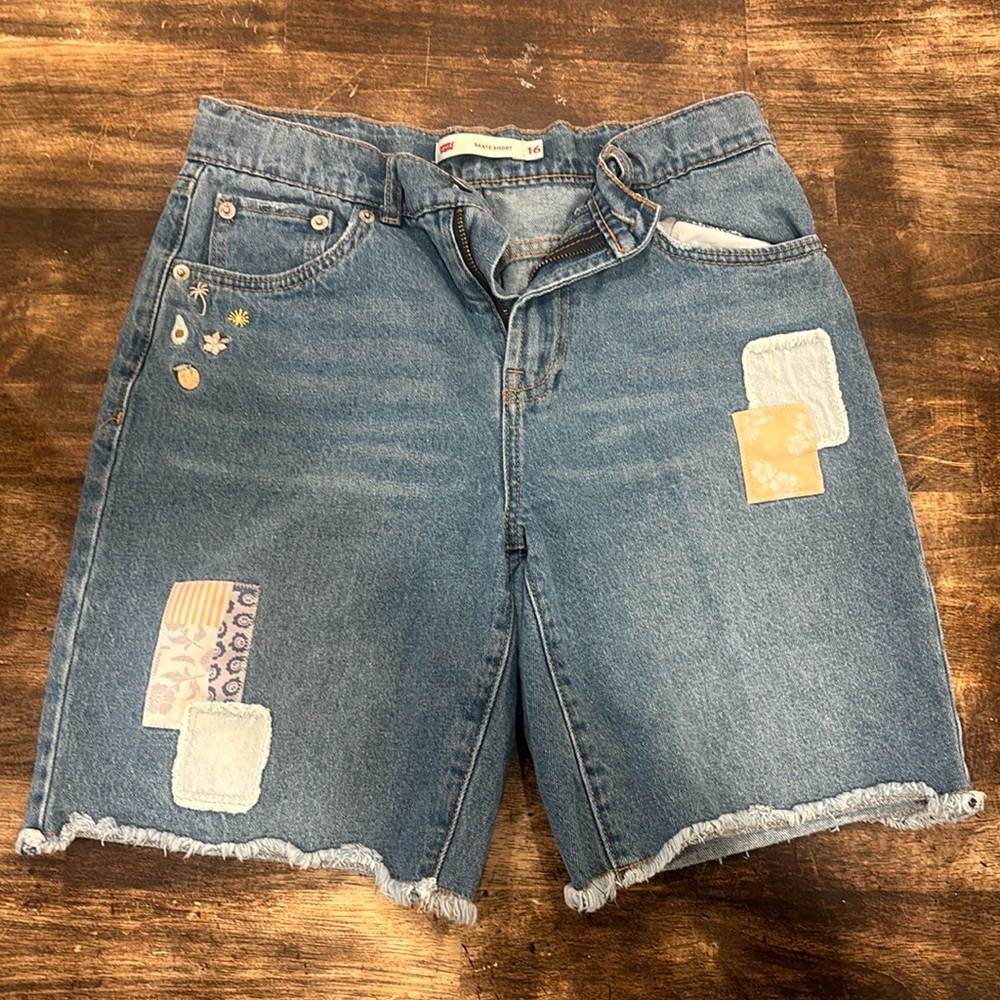 Youth Levi skate shorts size 16